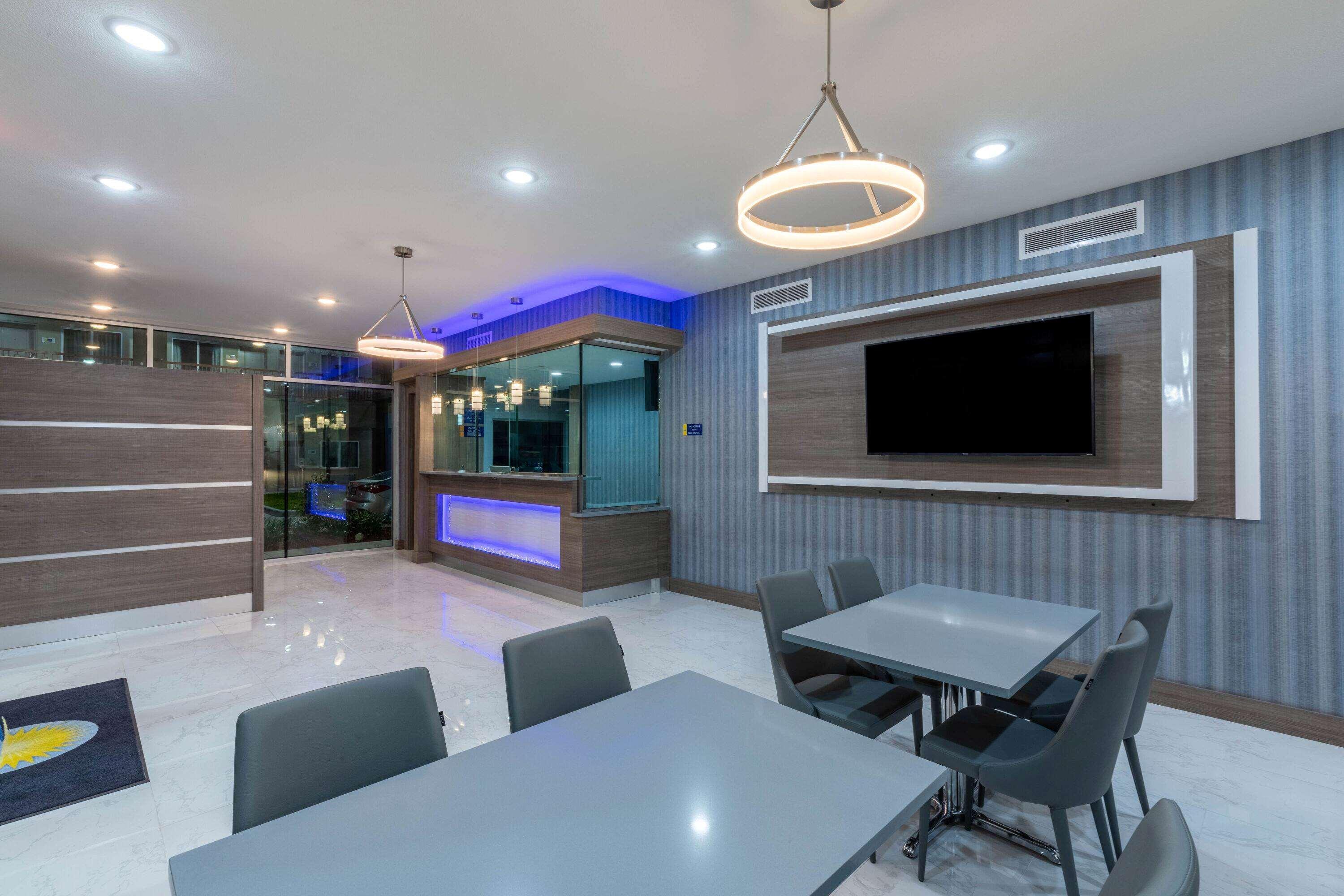 Days Inn & Suites By Wyndham Downtown/University Of Houston Exterior photo